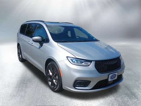 Used 2023 Chrysler Pacifica Touring-L w/ S Appearance Package AWD/4WD image 8
