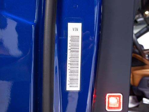 Used 2021 Bentley Bentayga w/ First Edition Specification image 13