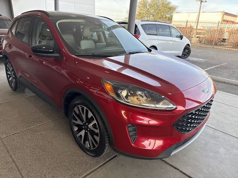 Used 2020 Ford Escape SE Sport image 3