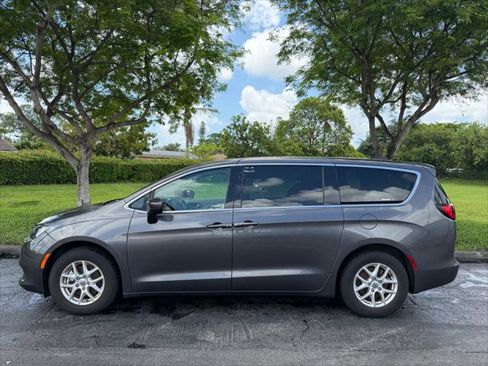 Used 2023 Chrysler Voyager LX FWD image 4