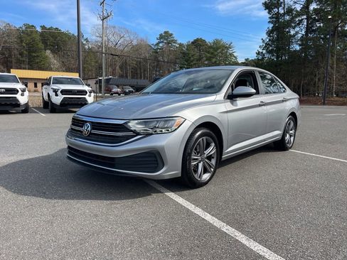 Used 2023 Volkswagen Jetta SE image 2