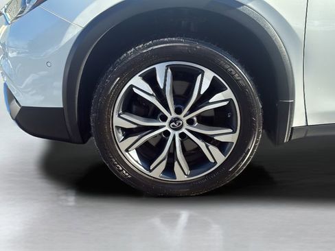 Used 2018 INFINITI QX30 ESSENTIAL w/ Cargo Package image 21