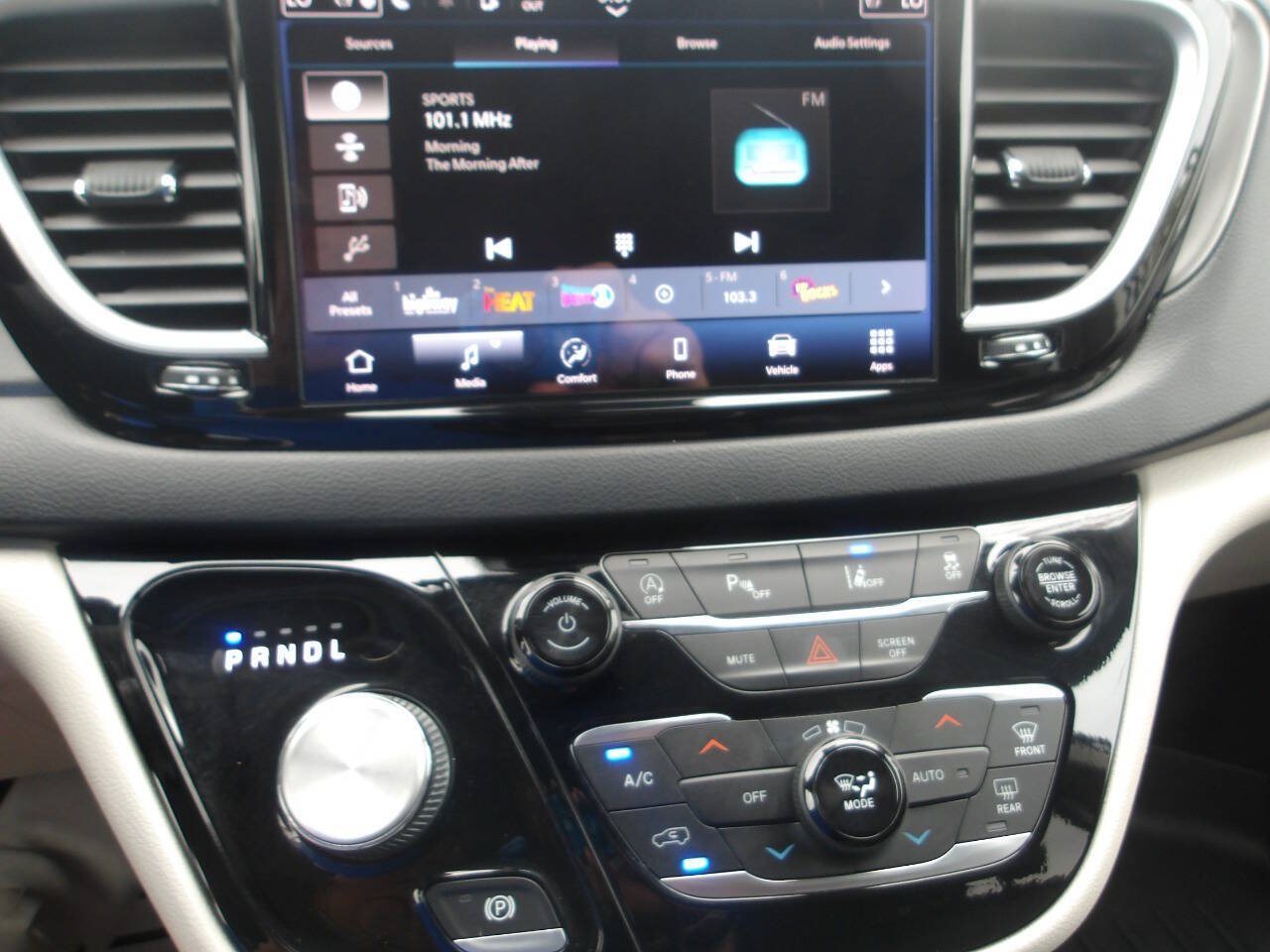 Used 2021 Chrysler Pacifica Touring-L FWD image 14