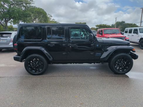 Used 2025 Jeep Wrangler Unlimited Sahara w/ Safety Group image 5