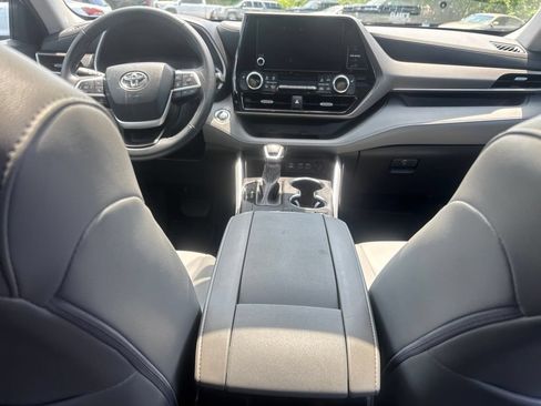 Used 2023 Toyota Highlander XLE AWD/4WD image 11