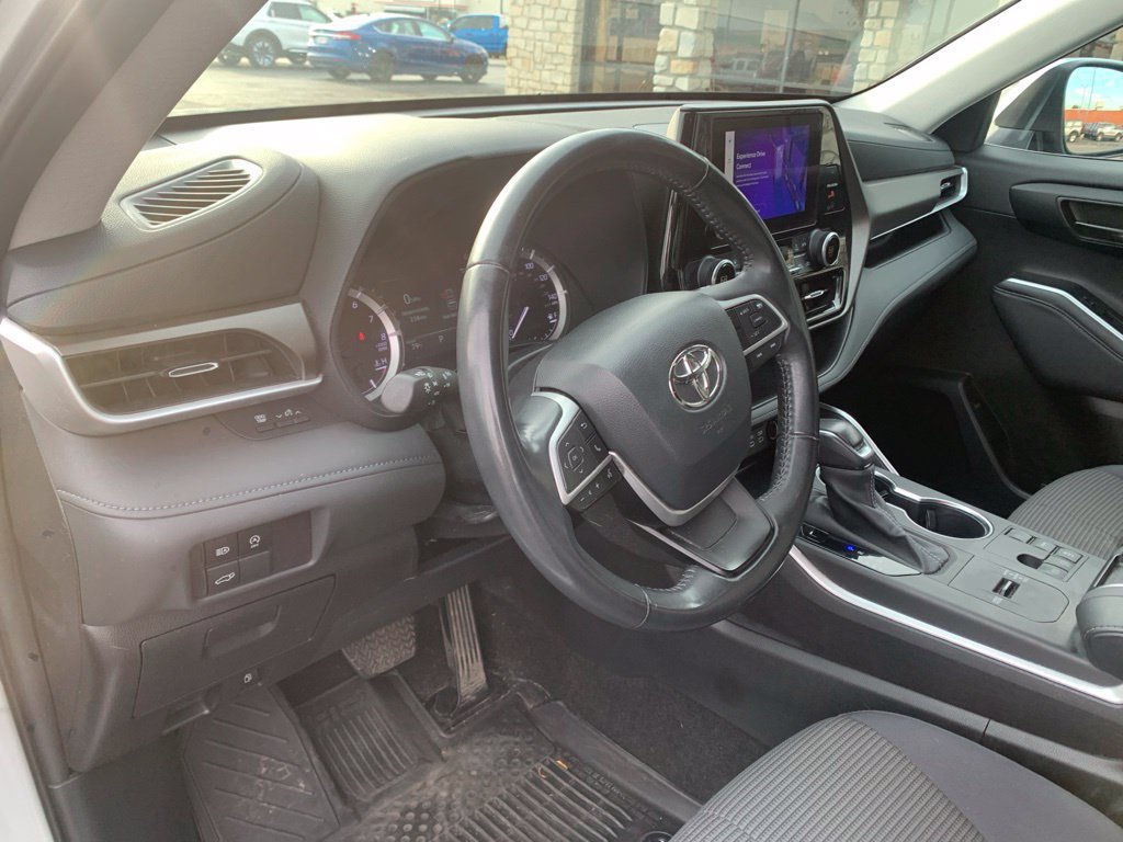 Used 2023 Toyota Highlander LE FWD image 23