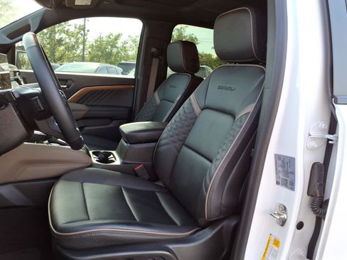 Used 2025 GMC Canyon Denali AWD/4WD image 12
