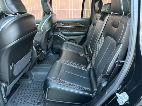 Used 2025 Jeep Grand Cherokee Summit w/ Obsidian Package image 31