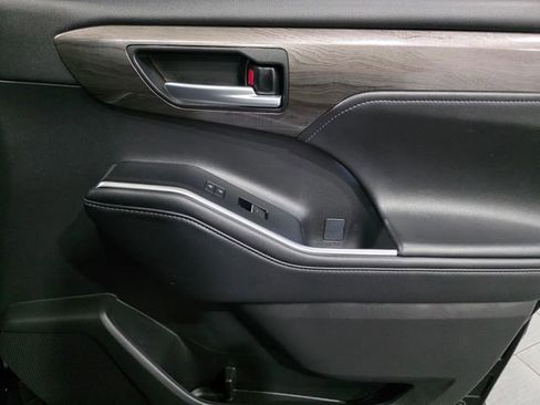 Used 2025 Toyota Highlander Platinum AWD/4WD image 13