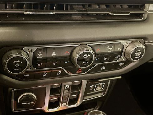 Used 2025 Jeep Wrangler Sahara image 23