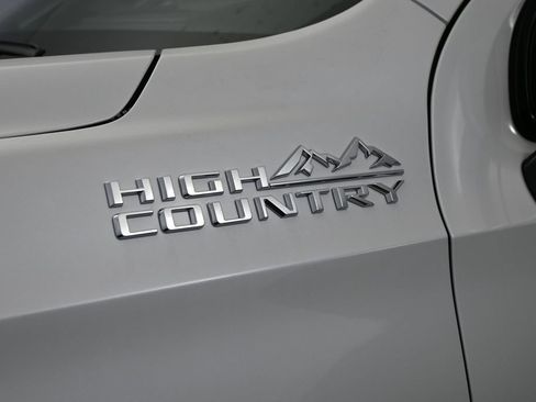 Used 2025 Chevrolet Suburban High Country AWD/4WD image 15