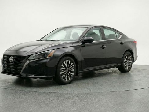Used 2025 Nissan Altima 2.5 SV image 3