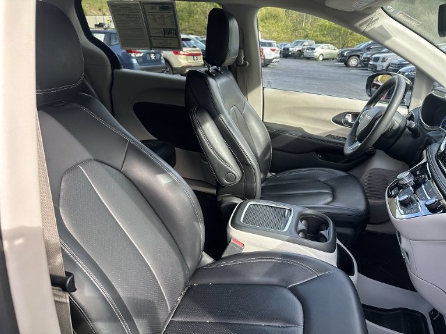 Used 2024 Chrysler Pacifica Limited FWD image 28