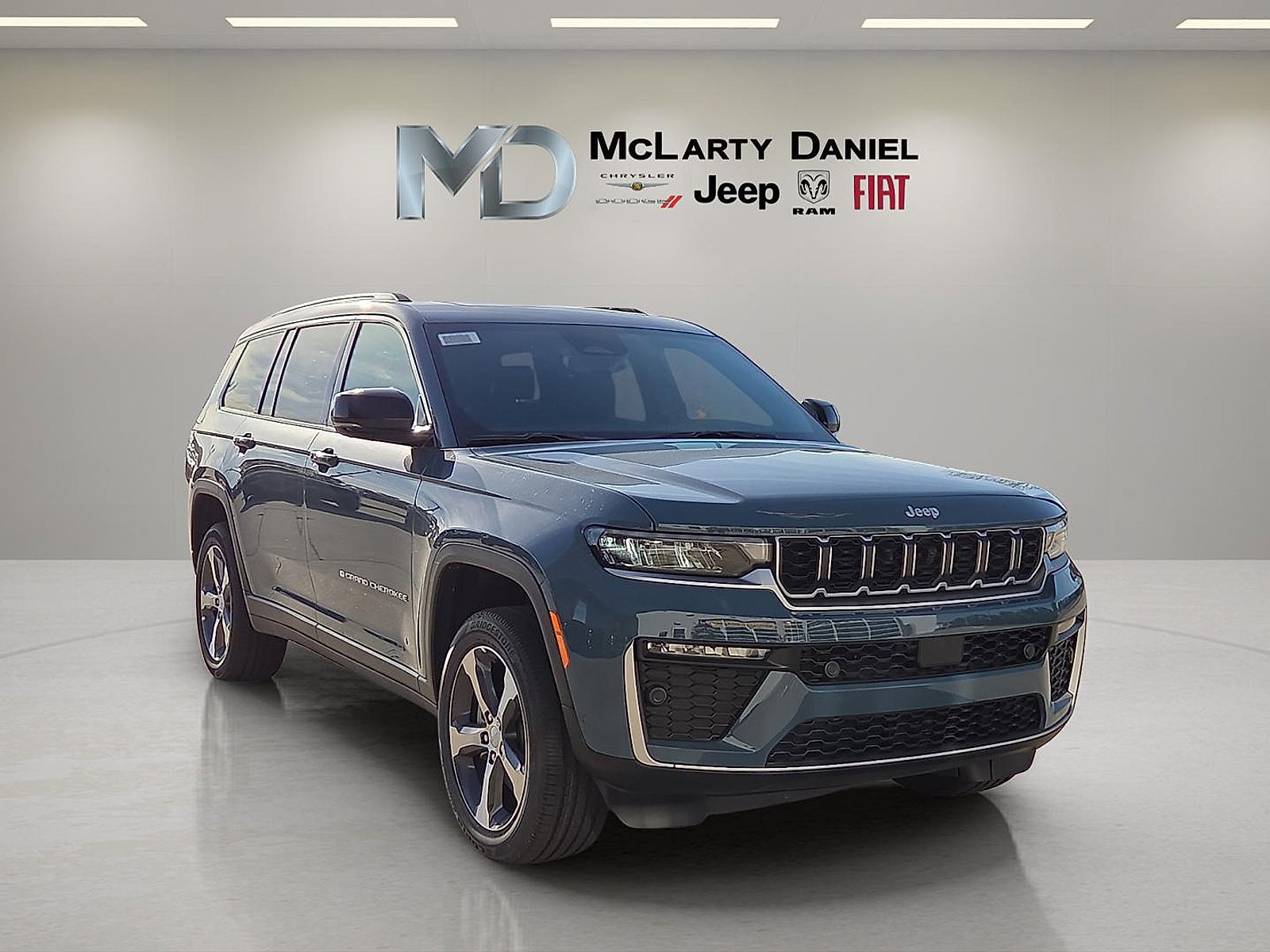 New 2026 Jeep Grand Cherokee L Limited w/ Luxury Tech Group II AWD/4WD image 1