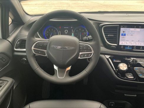 New 2026 Chrysler Pacifica Select image 20
