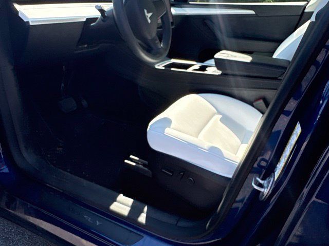 Used 2024 Tesla Model Y Long Range AWD/4WD image 6