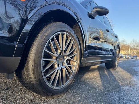 Used 2022 Porsche Cayenne Platinum Edition image 10
