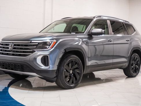 Used 2025 Volkswagen Atlas SE AWD/4WD image 4