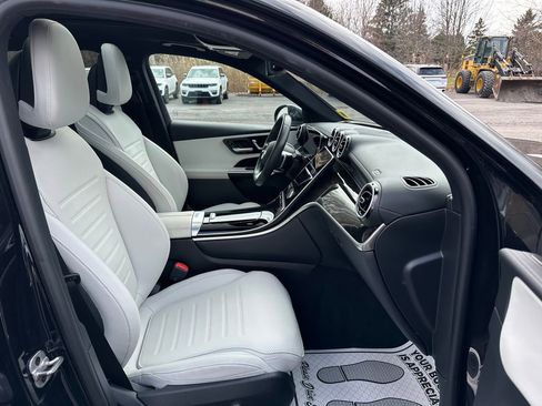 Used 2024 Mercedes-Benz GLC 300 4MATIC image 32