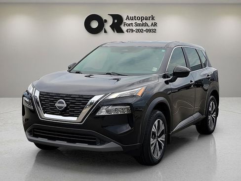 Used 2023 Nissan Rogue SV FWD image 2