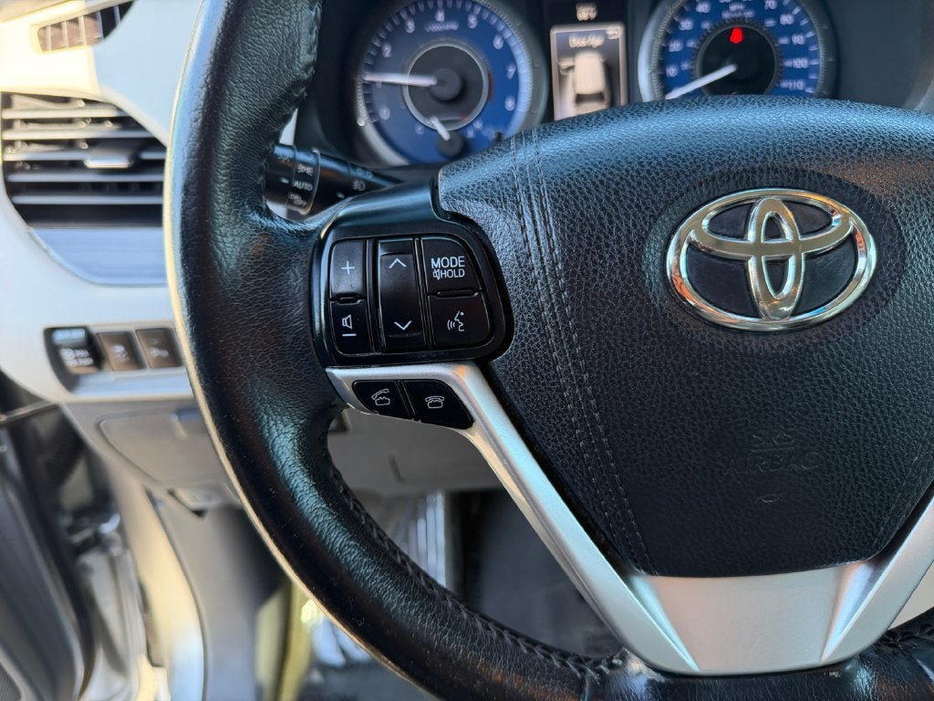 Used 2017 Toyota Sienna XLE w/ XLE Navigation Package FWD image 16