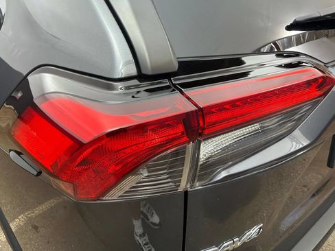 Used 2021 Toyota RAV4 LE AWD/4WD image 20