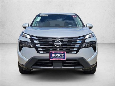 Used 2025 Nissan Rogue SV image 2