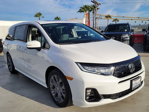 Used 2025 Honda Odyssey Touring image 2