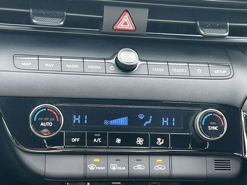 Certified 2025 Hyundai Elantra SEL image 28