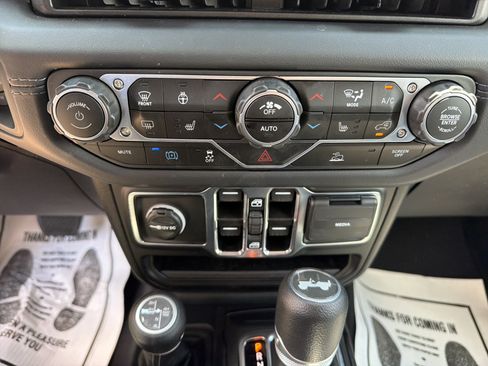 Used 2025 Jeep Wrangler Unlimited Sahara AWD/4WD image 21