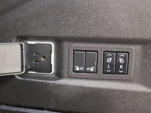 Used 2024 GMC Yukon Denali Ultimate AWD/4WD image 18