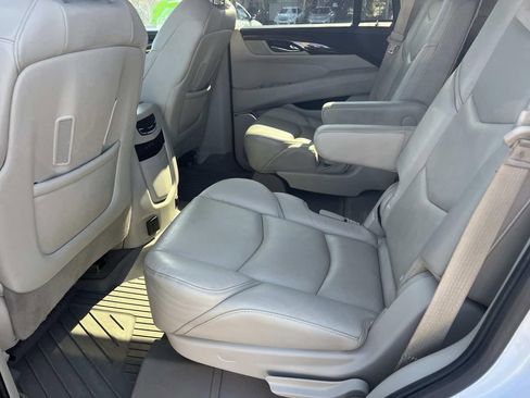 Used 2018 Cadillac Escalade Luxury AWD/4WD image 10