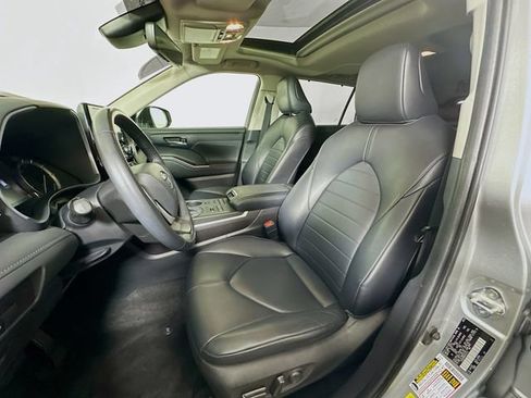 Used 2022 Toyota Highlander XLE AWD/4WD image 20