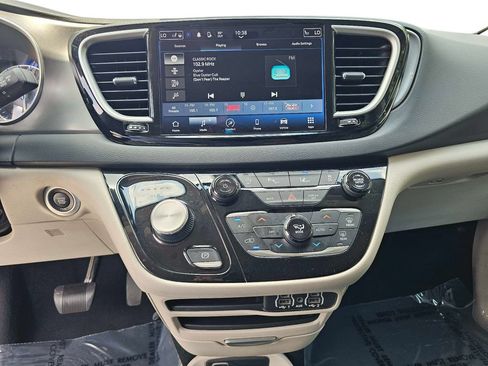 Used 2023 Chrysler Pacifica Touring-L FWD image 31