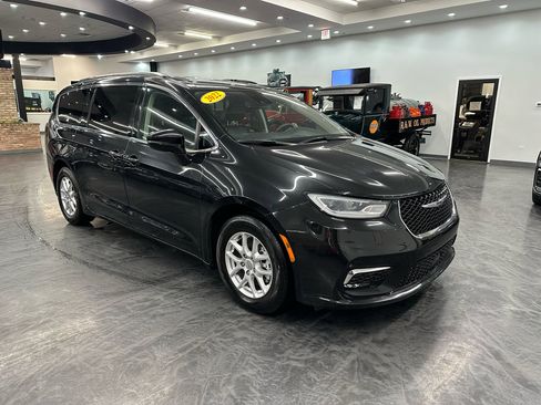 Used 2022 Chrysler Pacifica Touring-L image 3