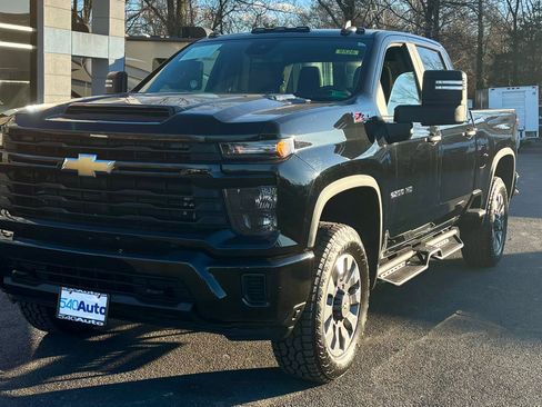 Used 2024 Chevrolet Silverado 2500 Custom w/ Custom Value Package image 2