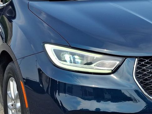 Used 2023 Chrysler Pacifica Touring-L FWD image 9