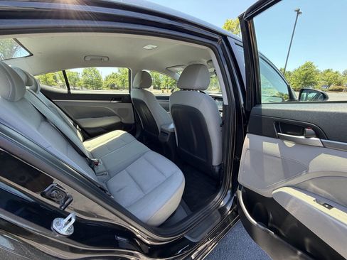Used 2017 Hyundai Elantra SE FWD image 14