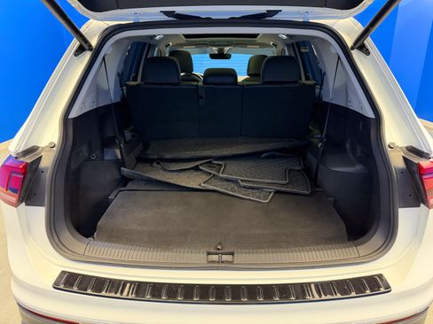 Used 2024 Volkswagen Tiguan SE w/ Panoramic Sunroof Package FWD image 27