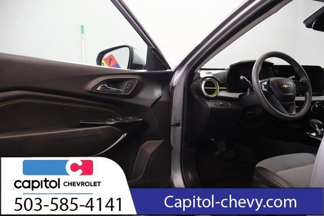 Used 2025 Chevrolet Trax LT FWD image 9