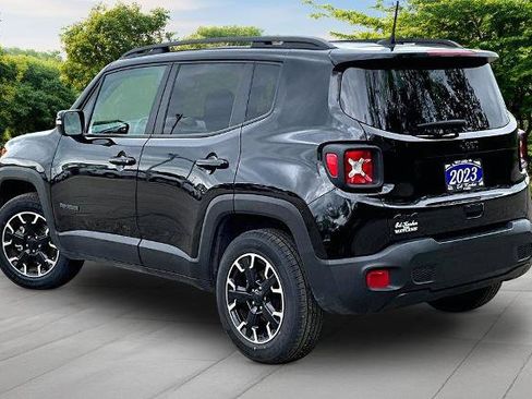 Used 2023 Jeep Renegade Latitude AWD/4WD image 2