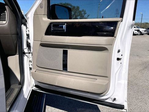 Used 2017 Lincoln Navigator Select RWD image 29