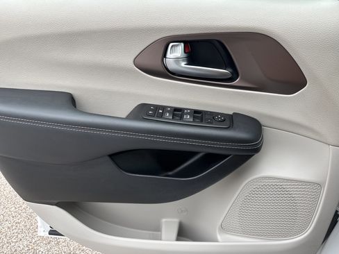 Used 2023 Chrysler Voyager LX image 14