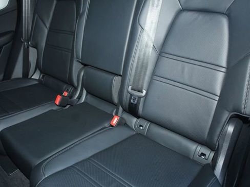 Certified 2025 Porsche Cayenne Coupe image 24