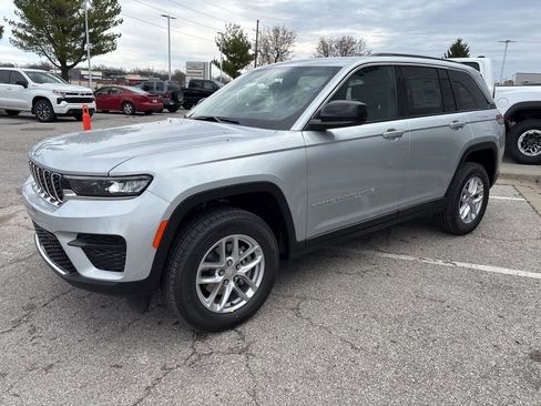 New 2026 Jeep Grand Cherokee Laredo AWD/4WD image 14