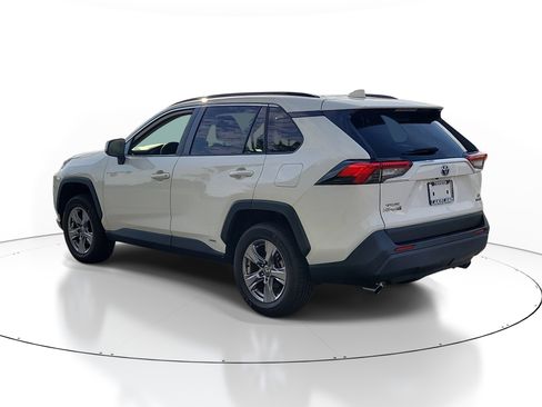 Used 2022 Toyota RAV4 LE AWD/4WD image 5