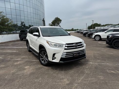 Used 2019 Toyota Highlander XLE FWD image 2