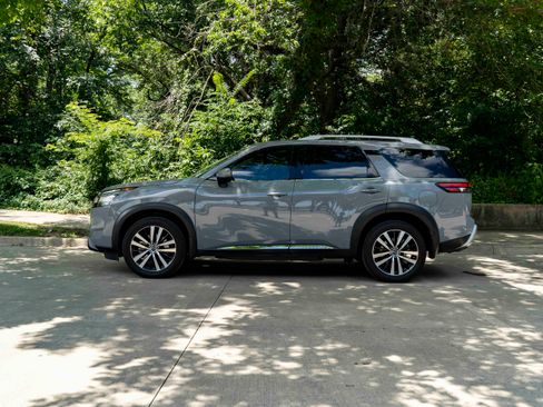 Used 2023 Nissan Pathfinder Platinum FWD image 6
