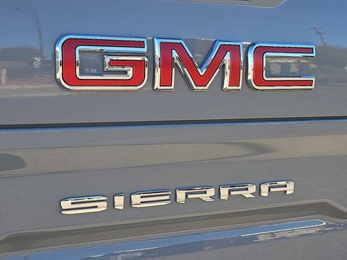 Used 2024 GMC Sierra 1500 AT4 w/ Technology Package image 10