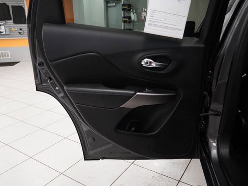 Used 2019 Jeep Cherokee Latitude Plus image 21